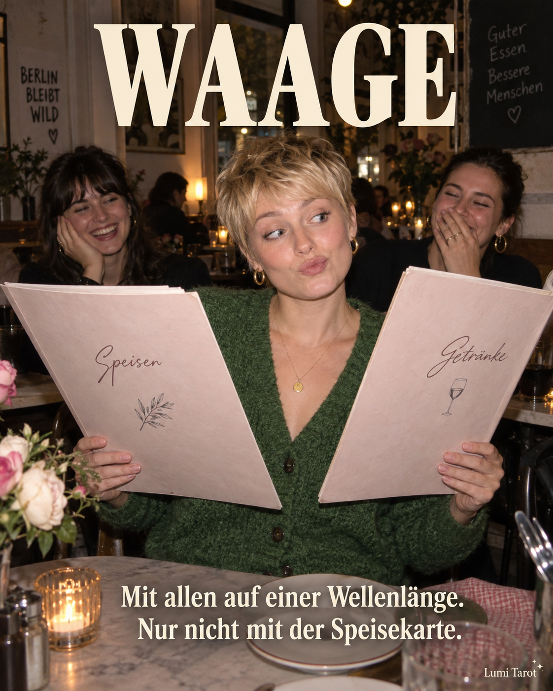 Waage-Meme: Eine Frau vergleicht im Café zwei Speisekarten und kann sich trotz guter Gesellschaft nicht entscheiden.