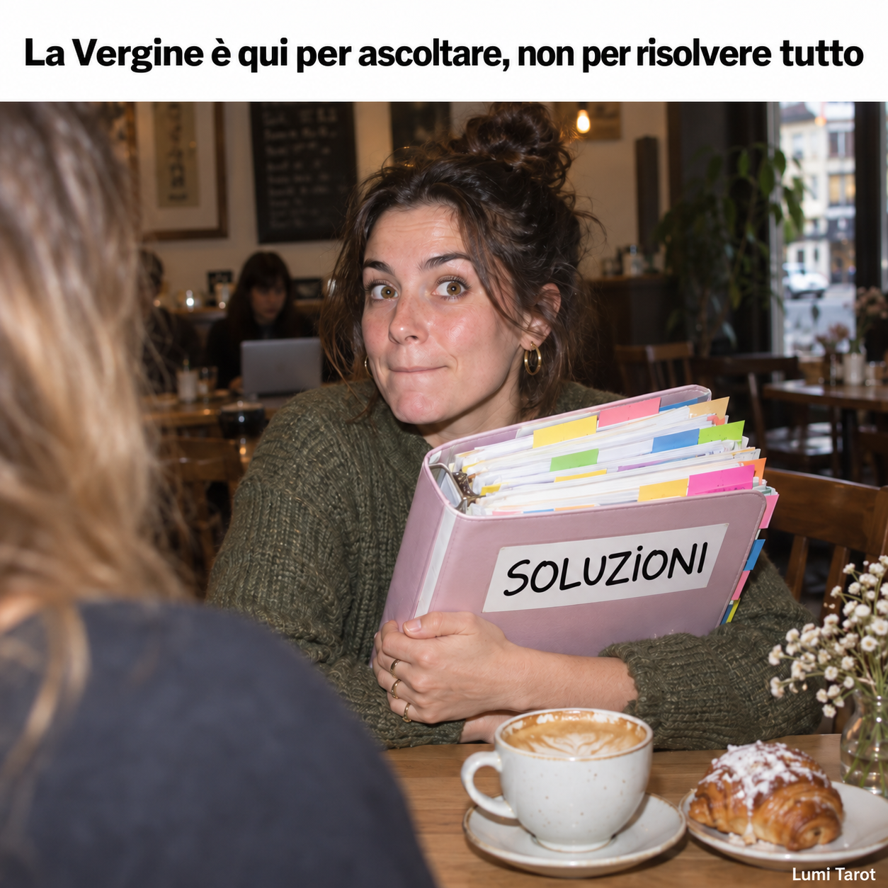 Meme della Vergine: una donna arriva per ascoltare con una cartella piena di soluzioni.